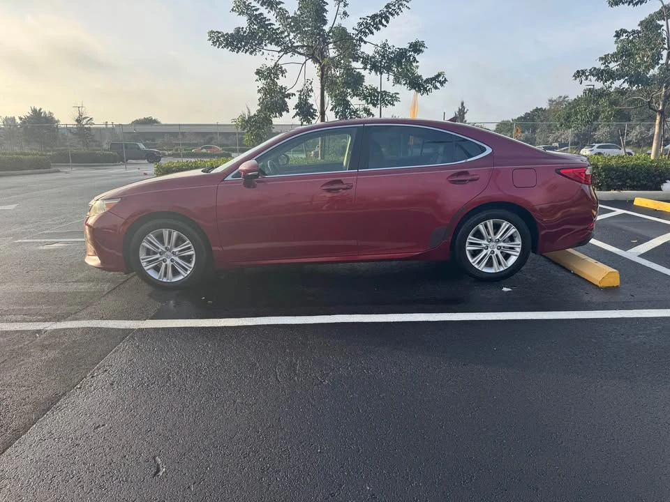 2014 Lexus ES 6th Gen - Image 2 of 13