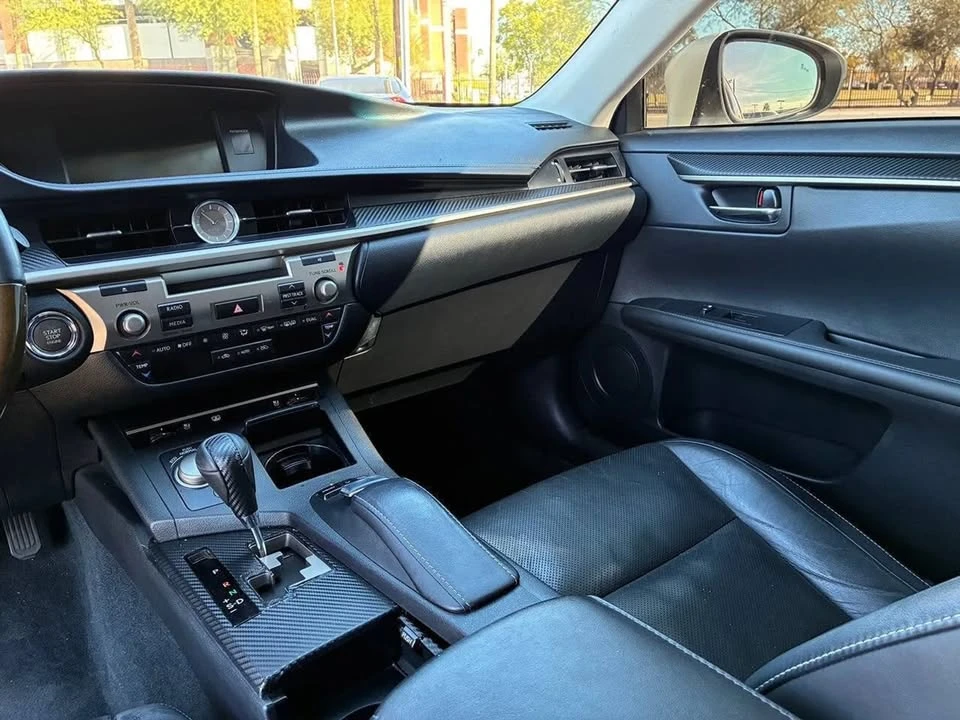 2014 Lexus ES 5th Gen - Image 19 of 20