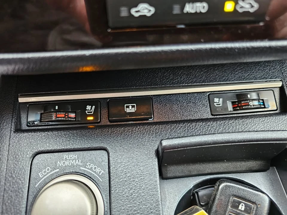 2014 Lexus ES 6th Gen - Image 16 of 21