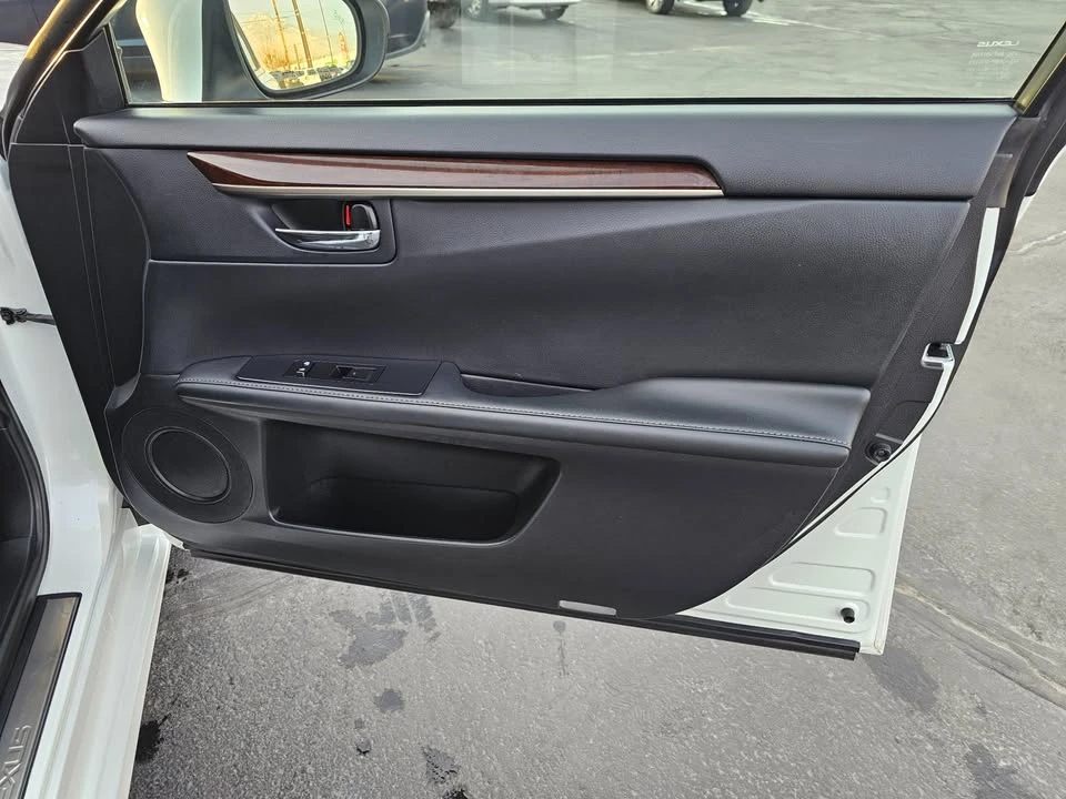 2014 Lexus ES 6th Gen - Image 5 of 21