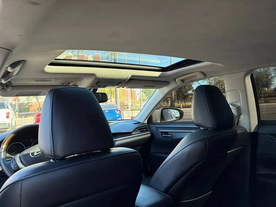 2014 Lexus ES 5th Gen - Image 15 of 20