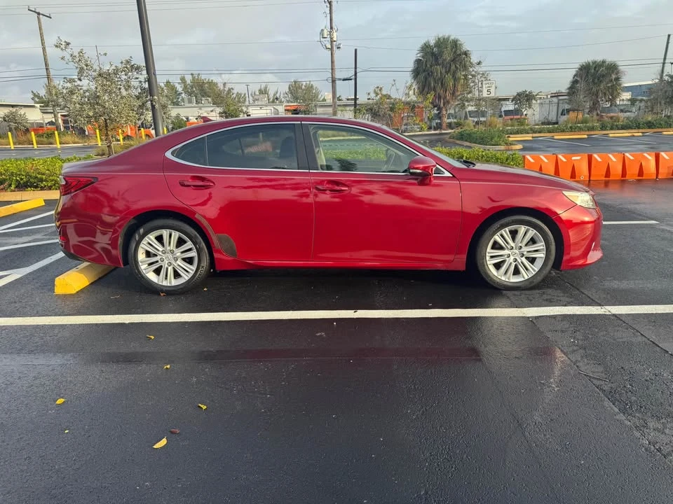 2014 Lexus ES 6th Gen - Image 6 of 13