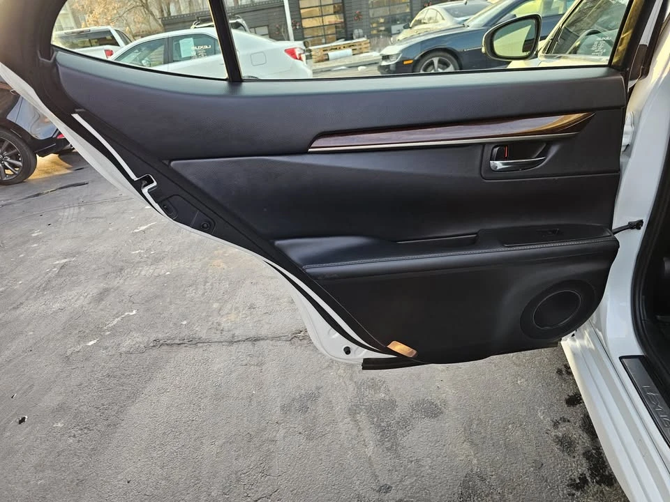 2014 Lexus ES 6th Gen - Image 20 of 21