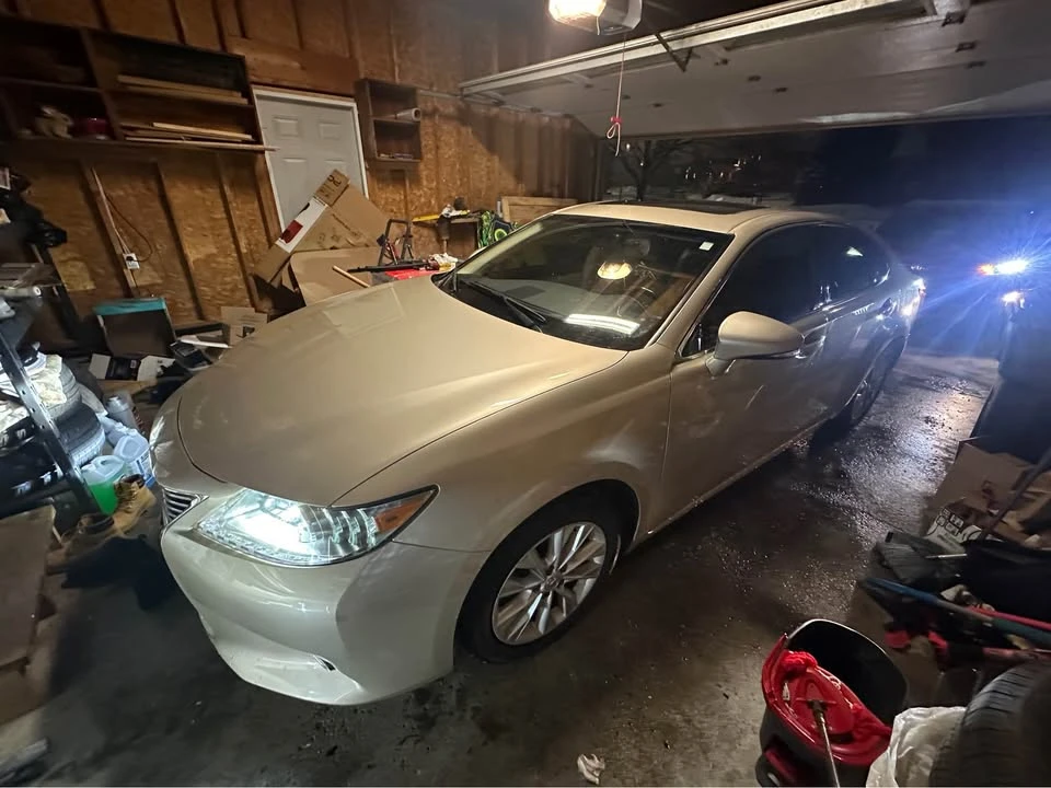 2014 Lexus ES 6th Gen - Image 9 of 12