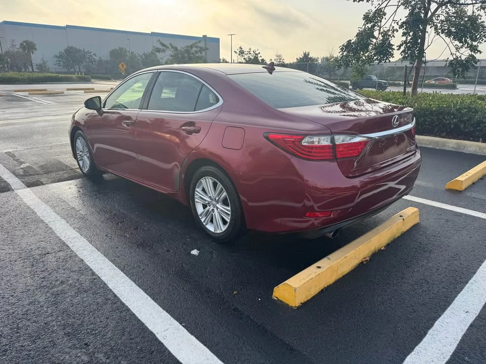 2014 Lexus ES 6th Gen - Image 3 of 13