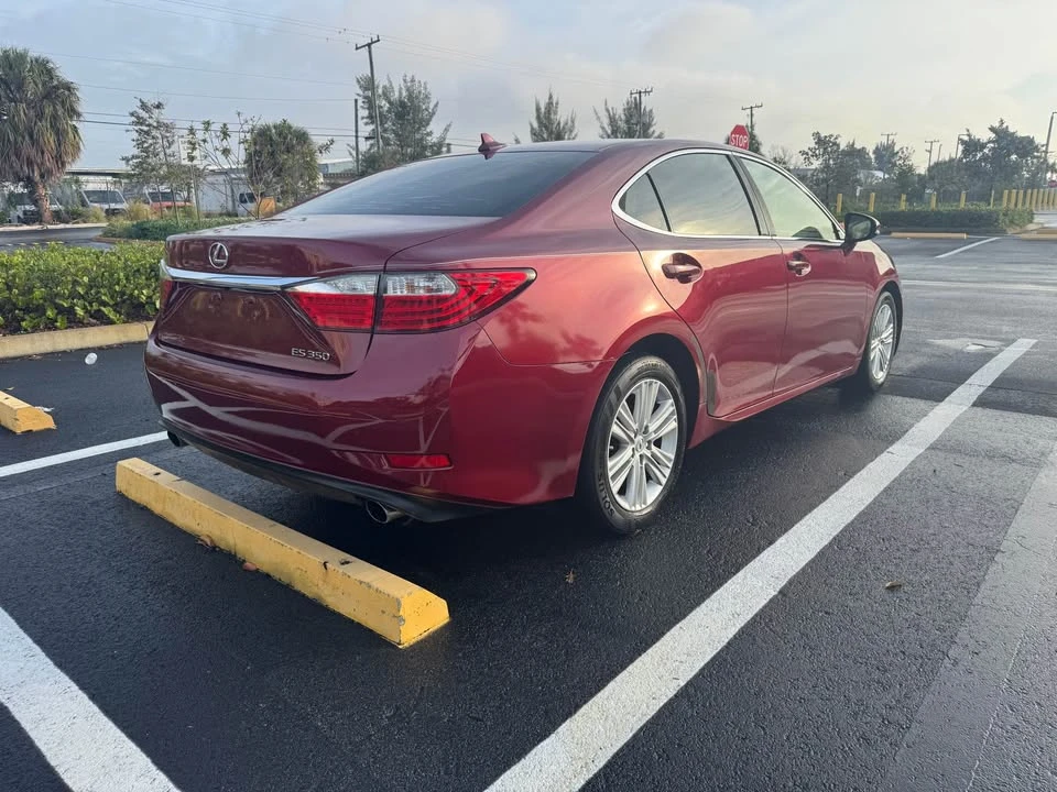 2014 Lexus ES 6th Gen - Image 5 of 13