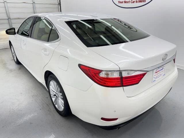 2014 Lexus ES 6th Gen - Image 8 of 18