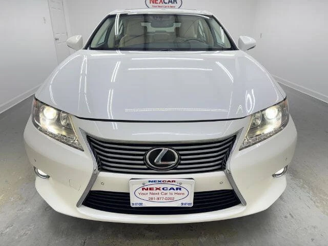 2014 Lexus ES 6th Gen - Image 2 of 18