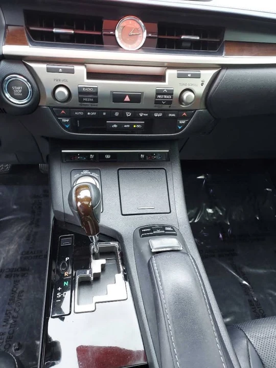2014 Lexus ES 6th Gen - Image 15 of 20