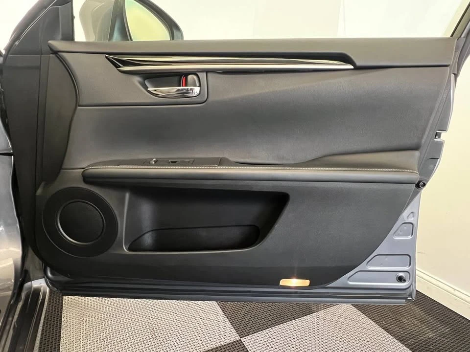 2014 Lexus ES 6th Gen - Image 11 of 20