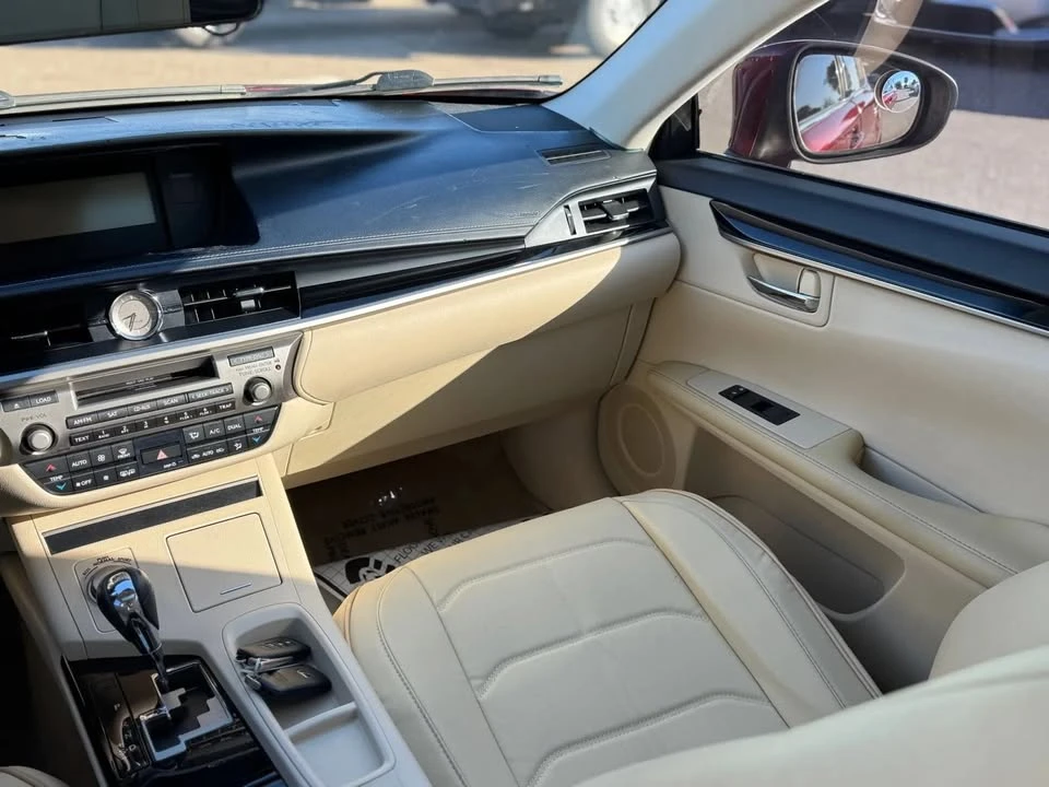 2014 Lexus ES 6th Gen - Image 13 of 19