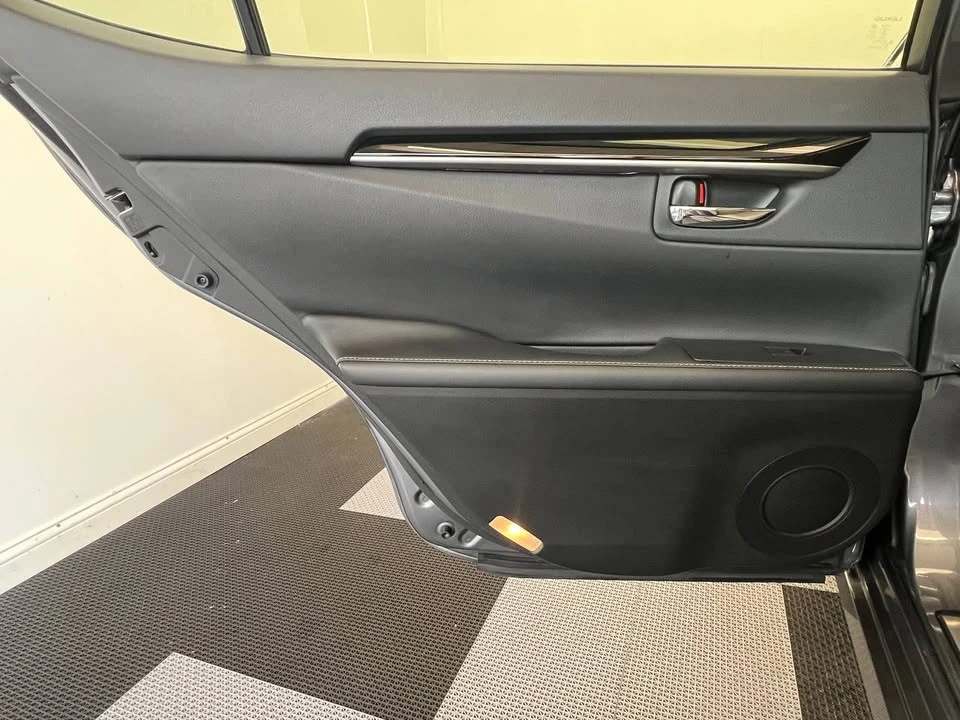2014 Lexus ES 6th Gen - Image 9 of 20