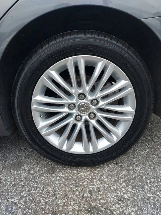 2014 Lexus ES 6th Gen - Image 9 of 20