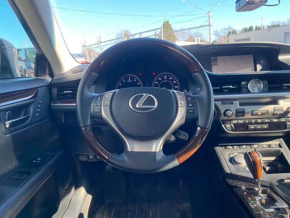 2014 Lexus ES 6th Gen - Image 16 of 20