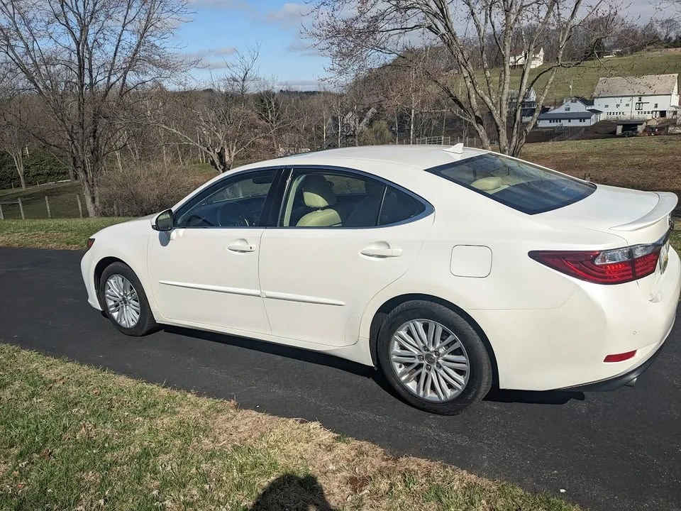 2014 Lexus ES 6th Gen - Image 11 of 14