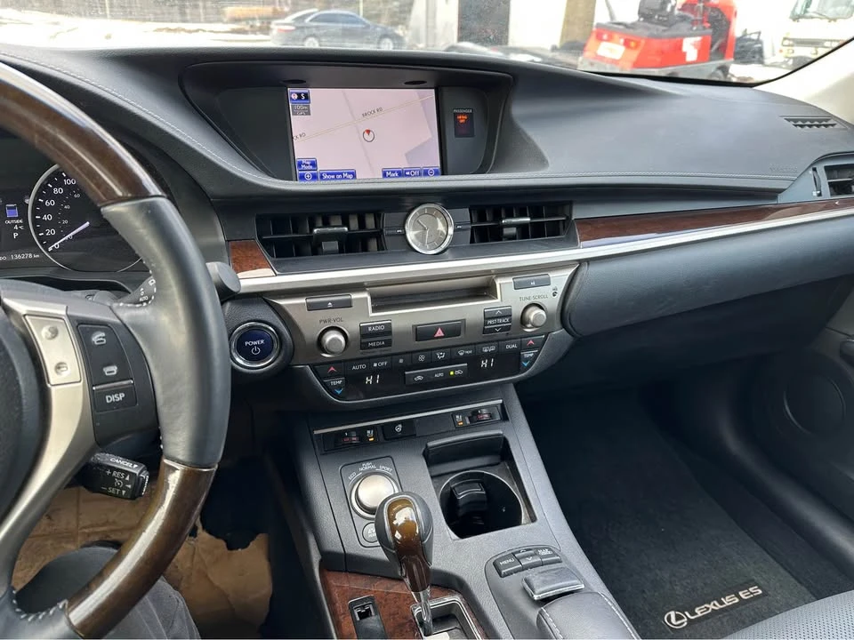 2014 Lexus ES 6th Gen - Image 9 of 20