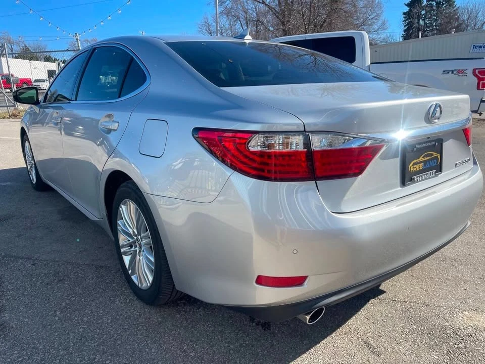 2014 Lexus ES 6th Gen - Image 3 of 20