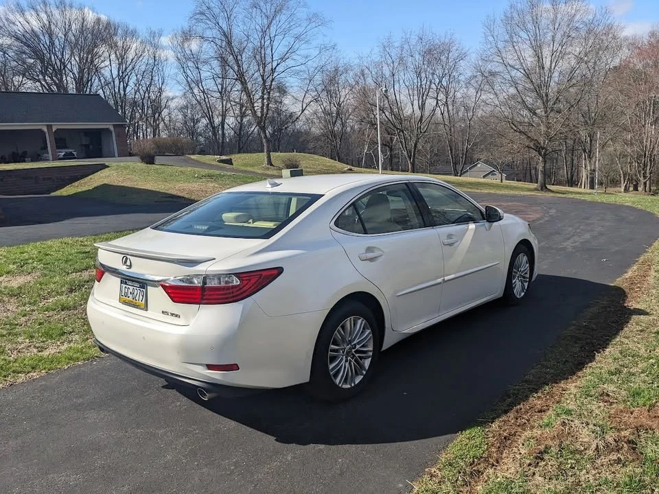 2014 Lexus ES 6th Gen - Image 13 of 14
