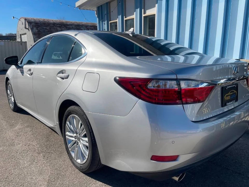 2014 Lexus ES 6th Gen - Image 9 of 20