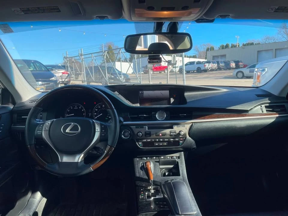 2014 Lexus ES 6th Gen - Image 17 of 20