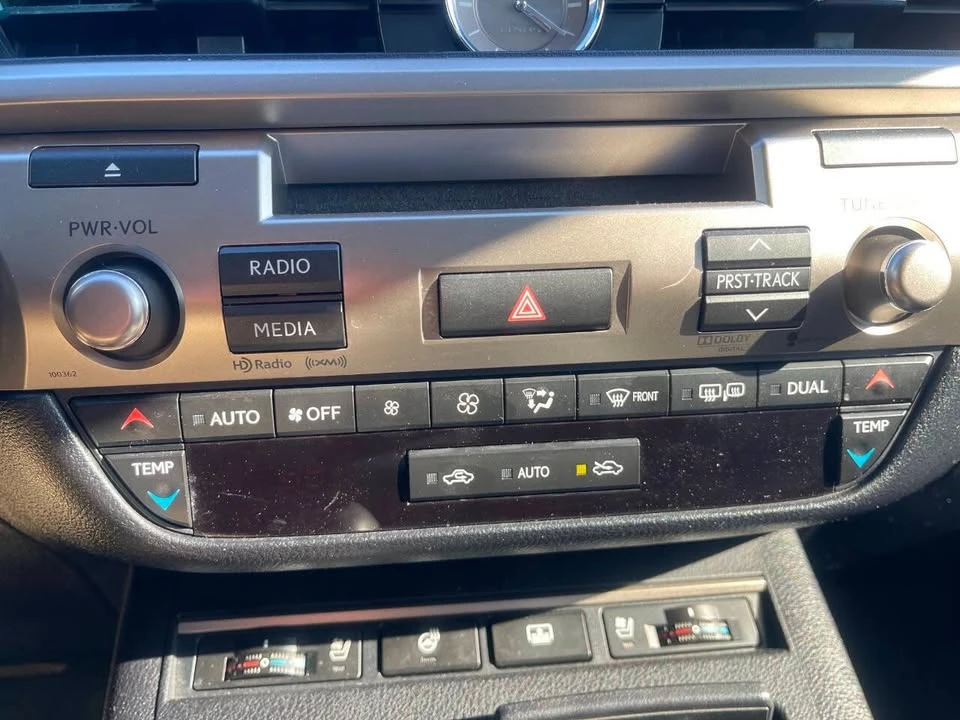 2014 Lexus ES 6th Gen - Image 15 of 20
