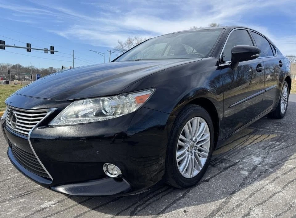 2014 Lexus ES 6th Gen - Image 13 of 20