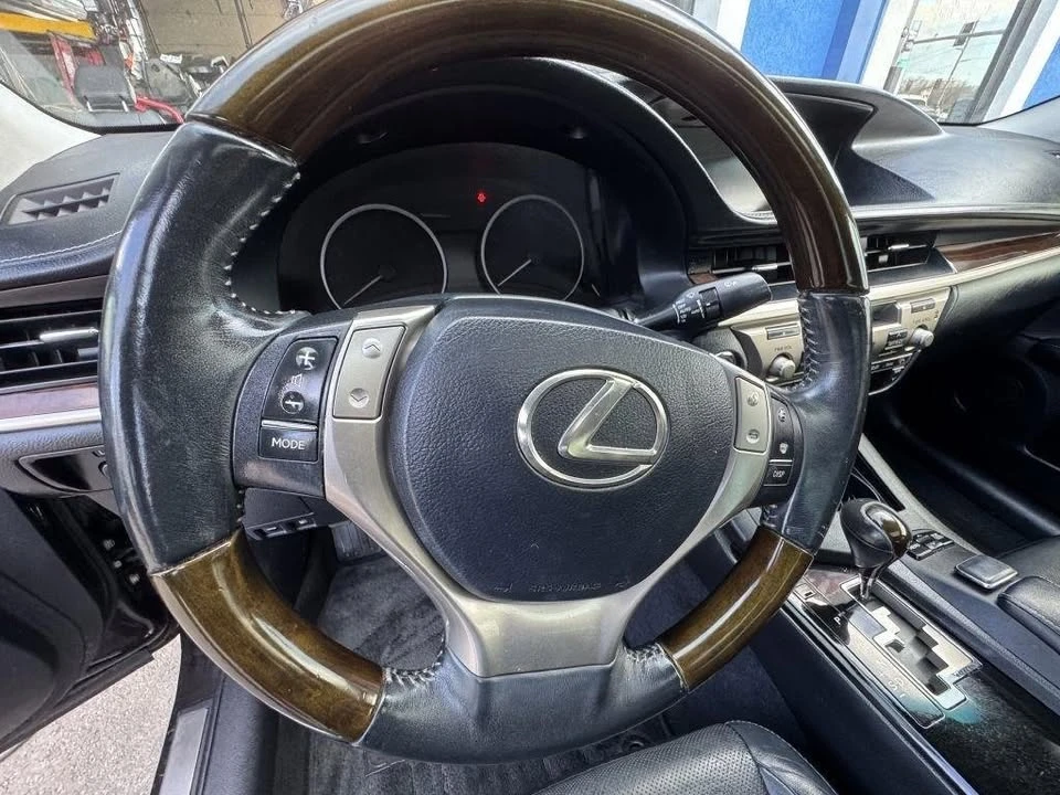 2014 Lexus ES 6th Gen - Image 19 of 20