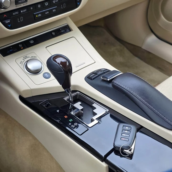 2014 Lexus ES 6th Gen - Image 11 of 20