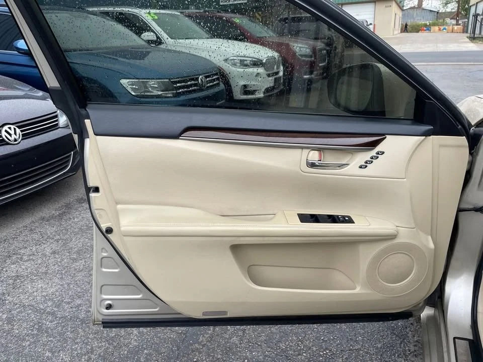 2014 Lexus ES 6th Gen - Image 18 of 20