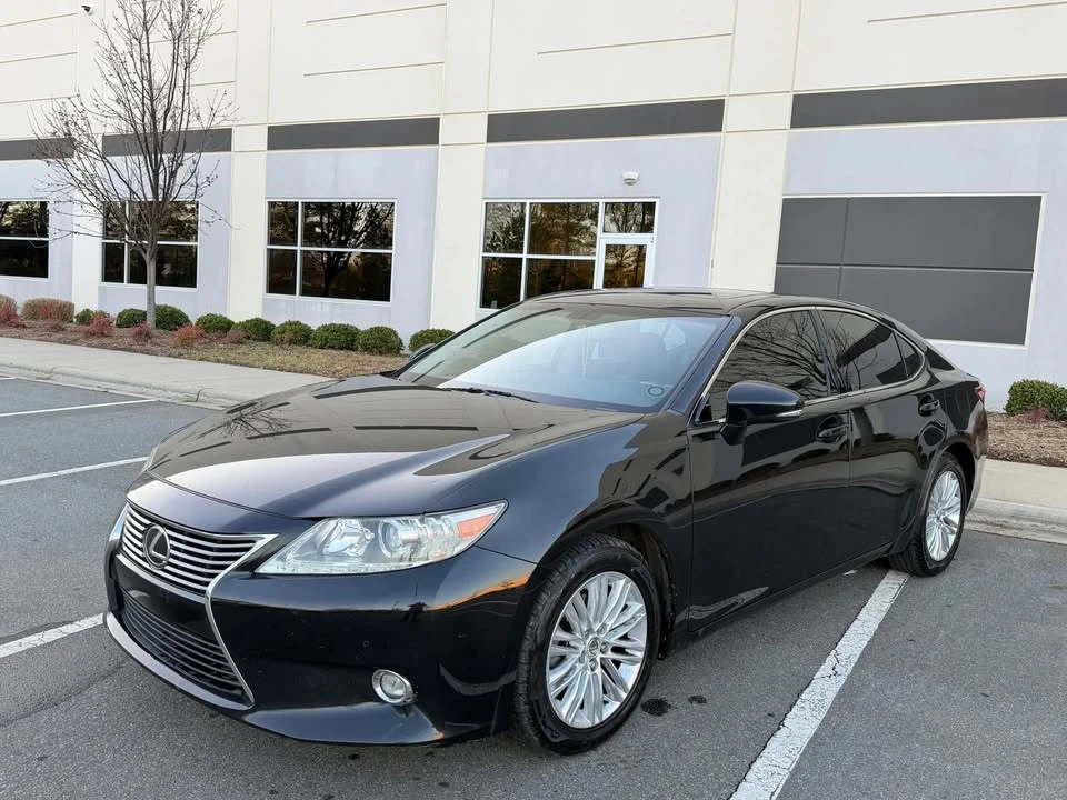 2014 Lexus ES 6th Gen - Image 9 of 20