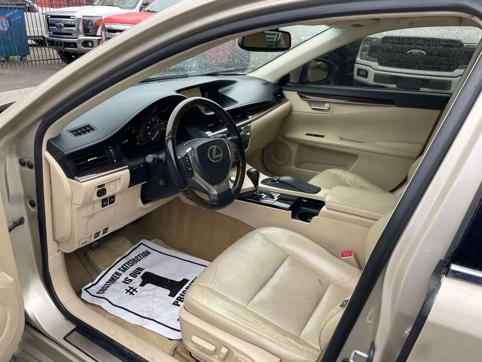 2014 Lexus ES 6th Gen - Image 19 of 20