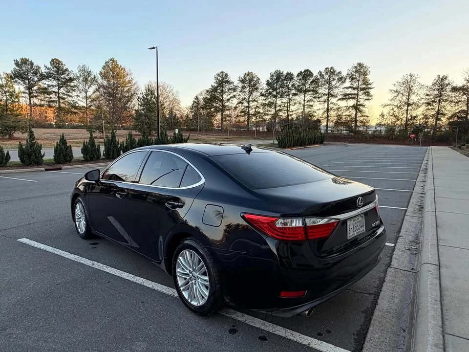 2014 Lexus ES 6th Gen - Image 17 of 20