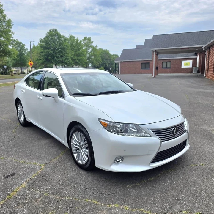 2014 Lexus ES 6th Gen - Image 2 of 20