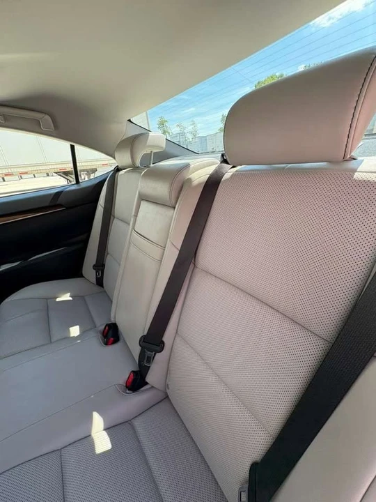 2014 Lexus ES 6th Gen - Image 12 of 18