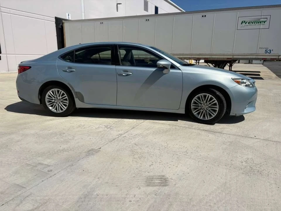 2014 Lexus ES 6th Gen - Image 17 of 18