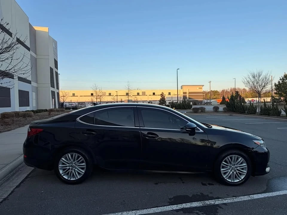 2014 Lexus ES 6th Gen - Image 10 of 20