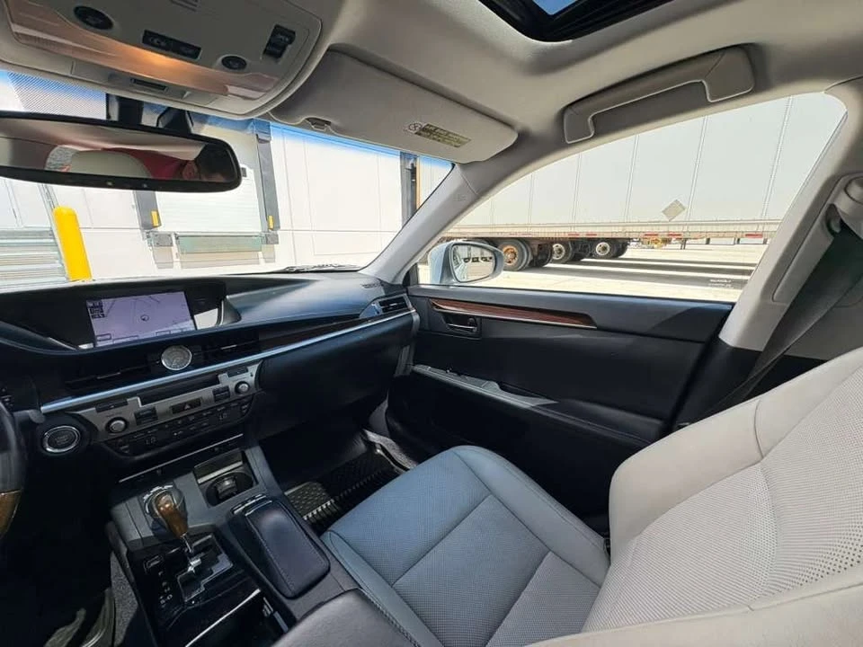 2014 Lexus ES 6th Gen - Image 9 of 18