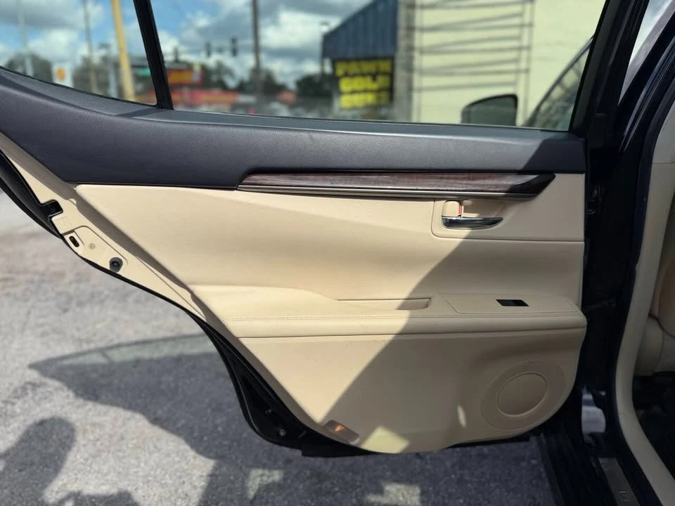 2014 Lexus ES 6th Gen - Image 19 of 20