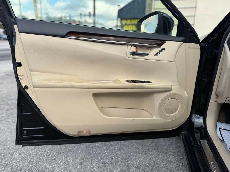 2014 Lexus ES 6th Gen - Image 11 of 20