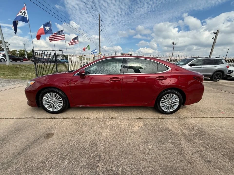 2014 Lexus ES 6th Gen - Image 4 of 15