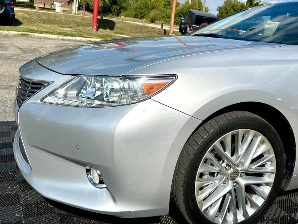 2014 Lexus ES 6th Gen - Image 12 of 20