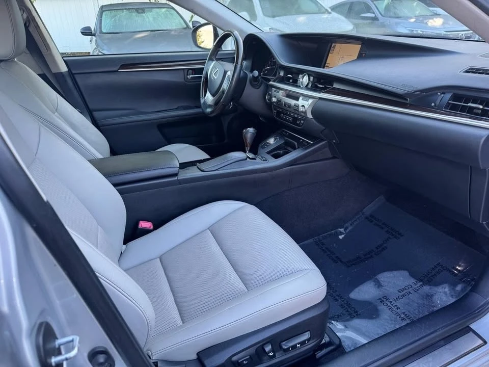 2014 Lexus ES 6th Gen - Image 19 of 20