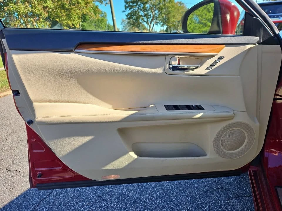 2014 Lexus ES 6th Gen - Image 10 of 13