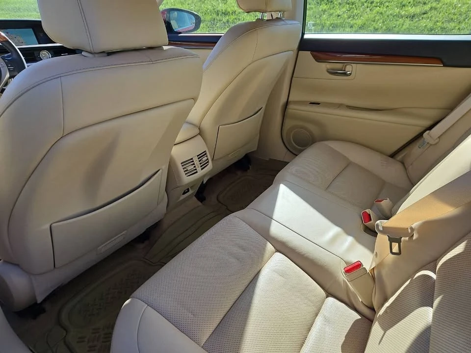 2014 Lexus ES 6th Gen - Image 11 of 13