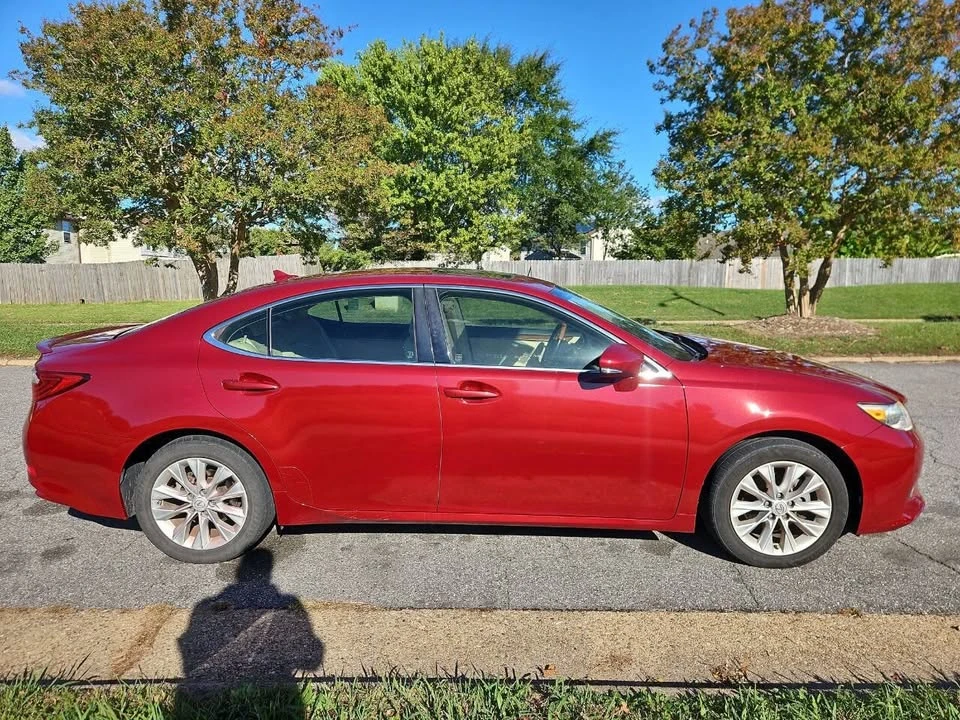 2014 Lexus ES 6th Gen - Image 6 of 13