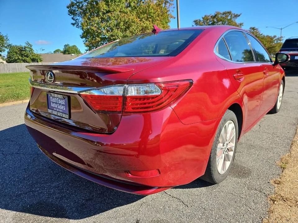 2014 Lexus ES 6th Gen - Image 5 of 13
