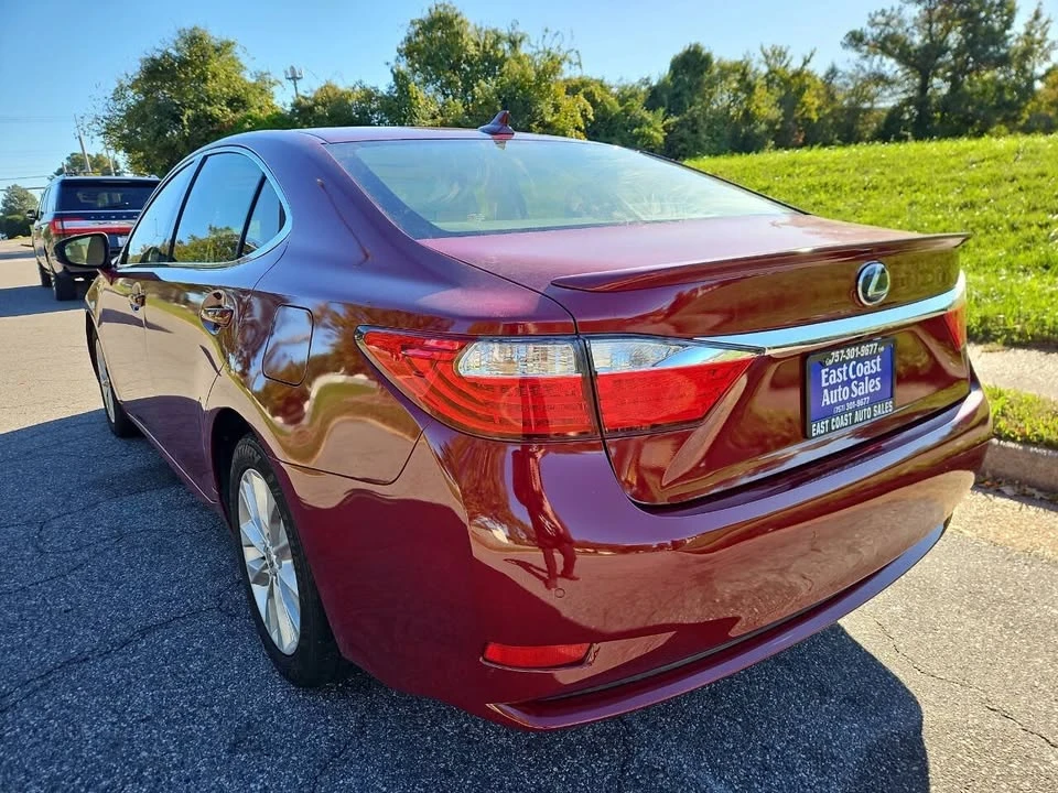 2014 Lexus ES 6th Gen - Image 3 of 13