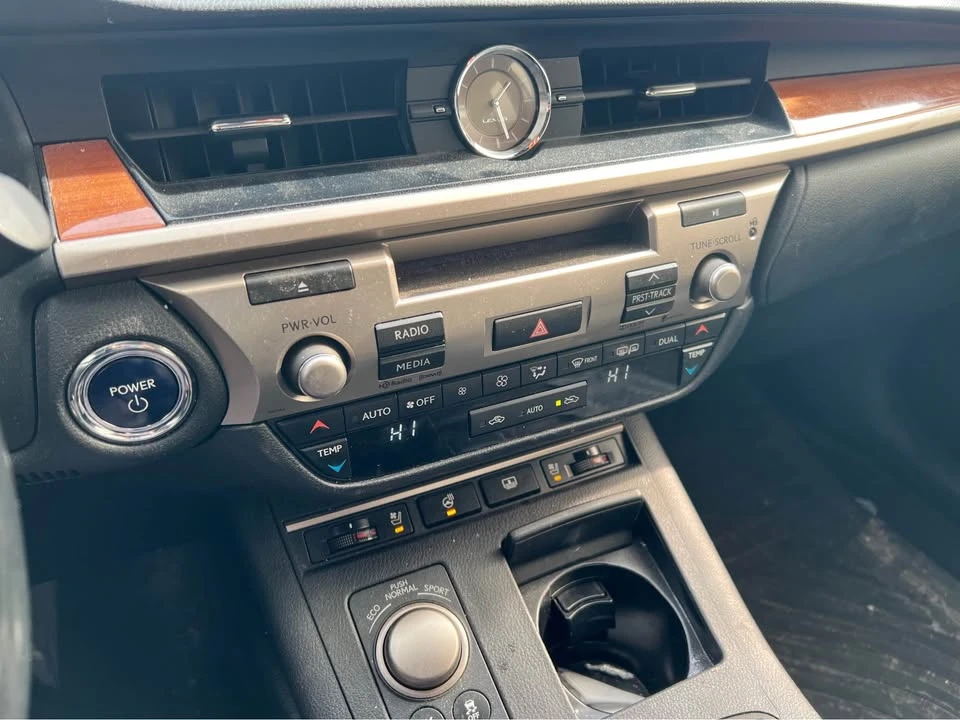 2014 Lexus ES 6th Gen - Image 10 of 15