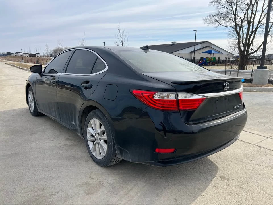 2014 Lexus ES 6th Gen - Image 14 of 15
