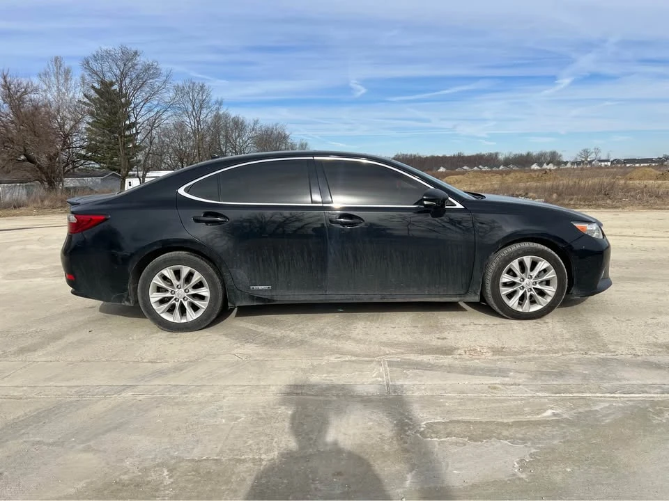 2014 Lexus ES 6th Gen - Image 3 of 15